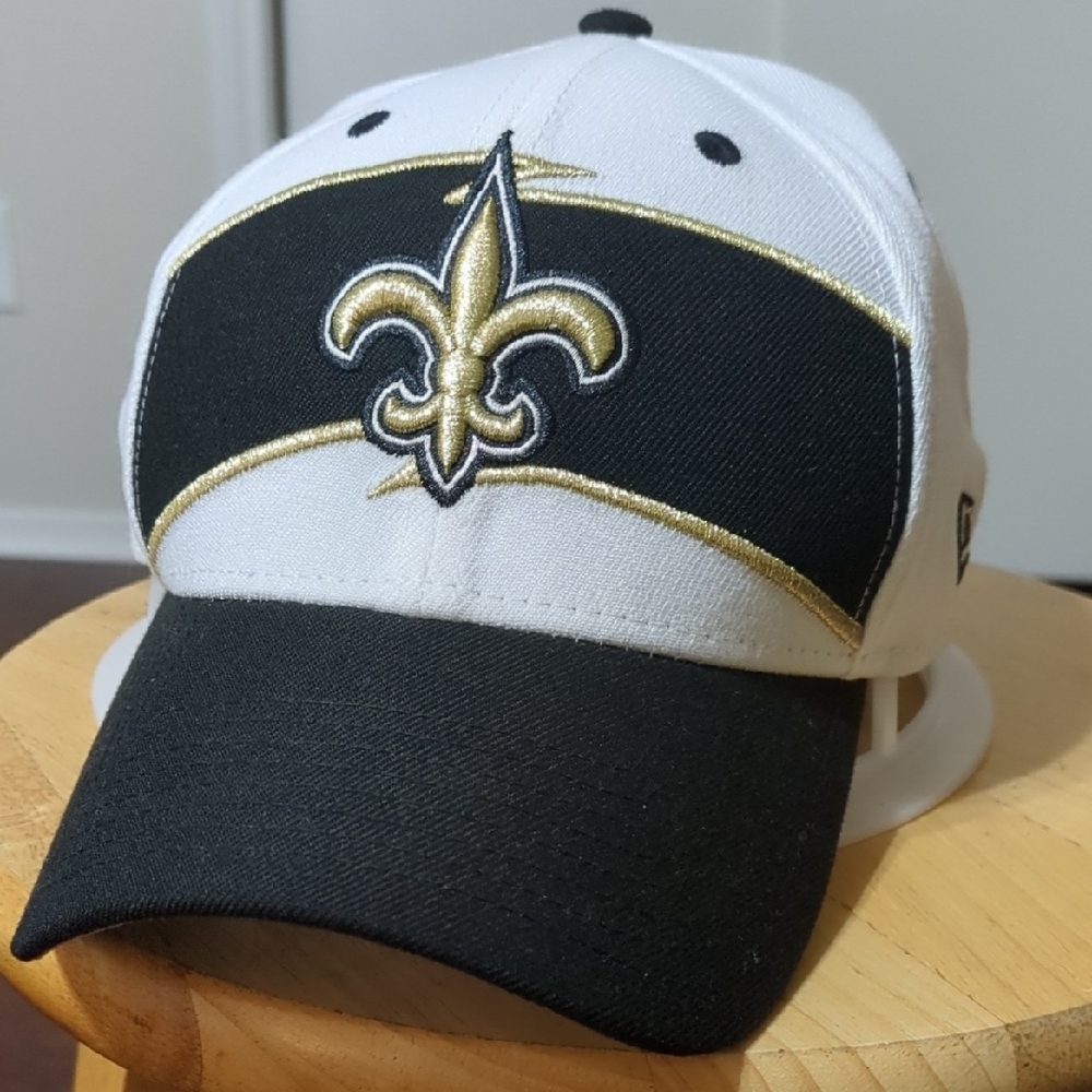 New Era Gray and White 39THIRTY Cap